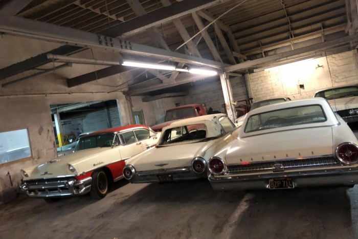 Döbbenetes mennyiségű autó lapul ebben a pajátban 8