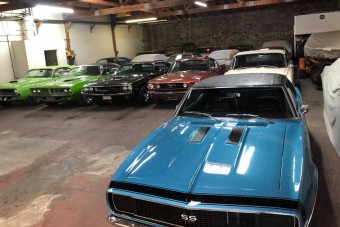 Döbbenetes mennyiségű autó lapul ebben a pajátban