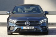 Befutott a Mercedes legkisebb sportszedánja 38