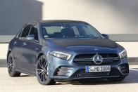 Befutott a Mercedes legkisebb sportszedánja 37