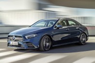 Befutott a Mercedes legkisebb sportszedánja 50