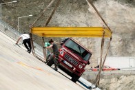 Hatalmas gát oldalában autóztak a Mercedes terepjárójával 8