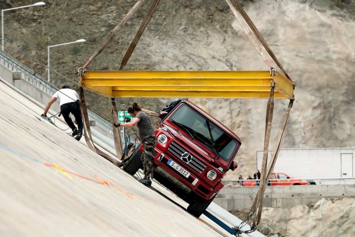 Hatalmas gát oldalában autóztak a Mercedes terepjárójával