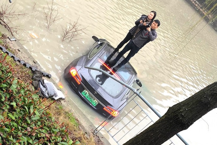 Folyóba hajtott a töltés után egy villanyautós