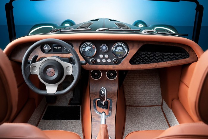 Felrúgva tiszteli a hagyományokat a Morgan Plus Six 7 | Vezess Felrúgva tiszteli a hagyományokat a Morgan Plus Six 7