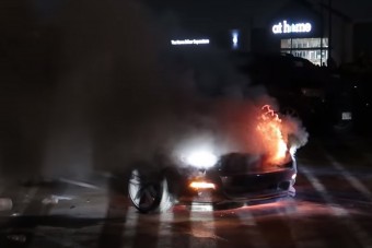 Addig pörgette a Mustangot, amíg csak sikerült felgyújtani az egészet