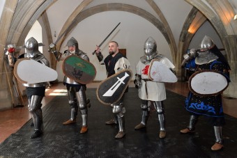 Kardokkal estek egymásnak a budai várban