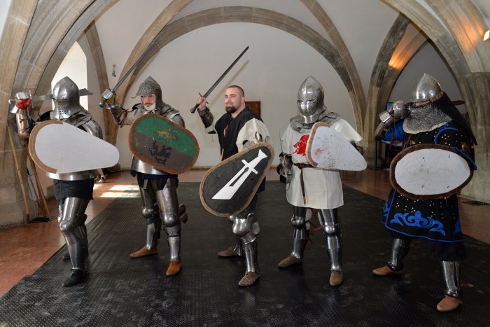 Kardokkal estek egymásnak a budai várban