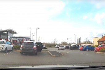 Azt hiszed, már megint egy tuskó parkolást fogsz látni, de gyorsan visszaszívod