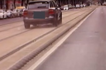 Igazán érdekes villamos közlekedett vasárnap Budapesten...ja nem, csak egy tuskó porschés