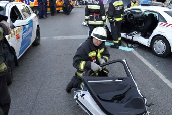 Fotókon a rommá tört budapesti rendőrautó
