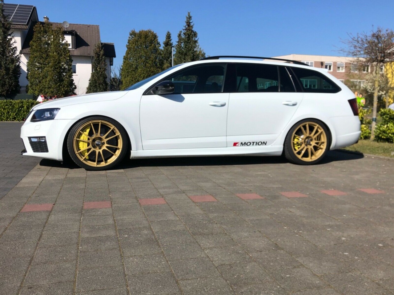 Komoly összegért eladó egy BMW-verő, Audi-aprító családi Škoda 4