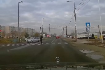 Videón, ahogy egy hazai suzukis megpördül a zebra előtt, hogy ne gázolja el a gyalogost