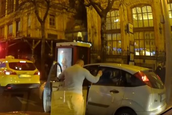 Vérpezsdítő táncot nyomott egy autós a Nyugatinál