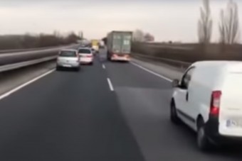 Hajmeresztően veszélyes mutatvány az M1-esen