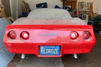 Nagyi szeme fénye, a piros Corvette