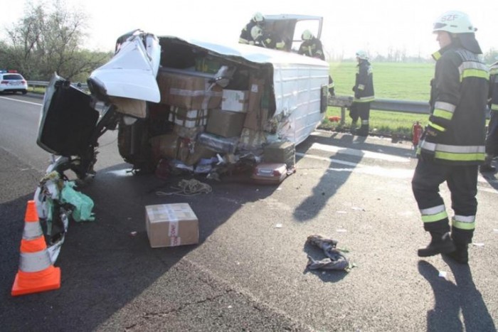 Félelmetes román kisbuszt fotóztak az M5-ös egyik benzinkútjánál 6