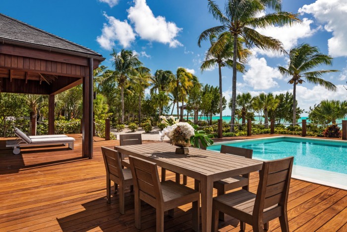 Eladó Bruce Willis pazar nyaralója, amihez saját tengerpart is jár 2