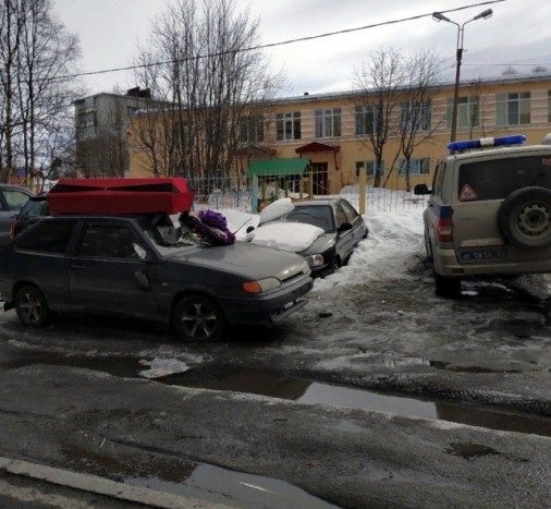 Bosszúból koporsó landolt egy Lada tetején 1