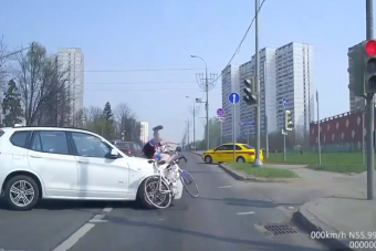 Áthajtott a piroson a bringás, elgázolták