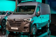 Uzsitálcával érkezik az új Renault Master 14