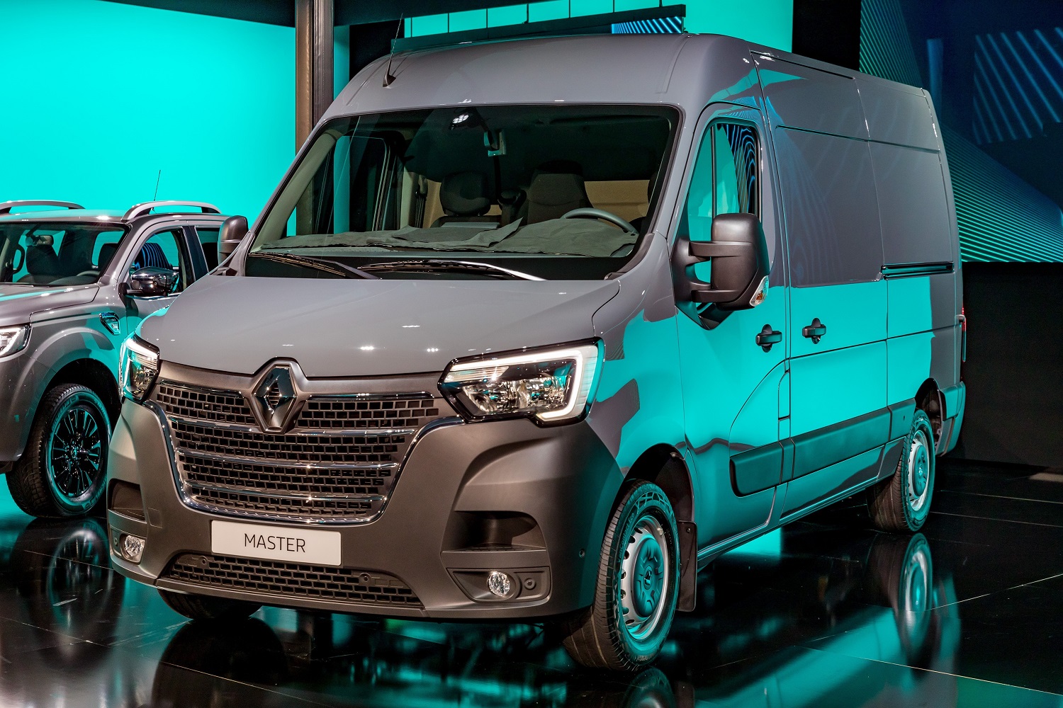 Uzsitálcával érkezik az új Renault Master 8