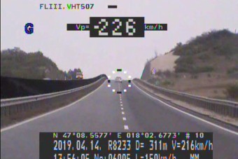 Jogsi nélkül tépett 226-tal az ámokfutó magyar autós