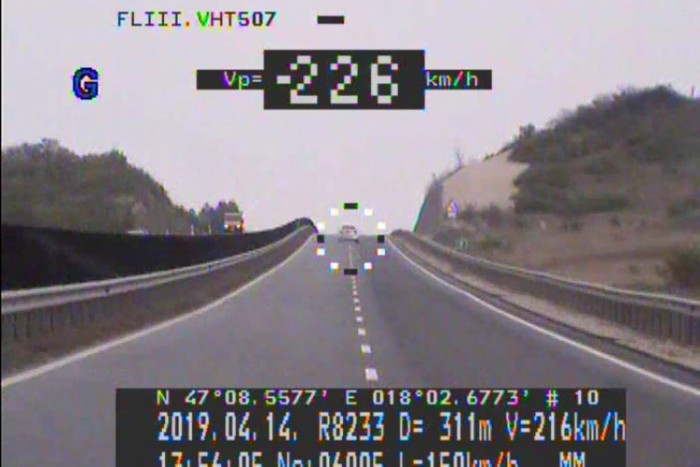 Jogsi nélkül tépett 226-tal az ámokfutó magyar autós