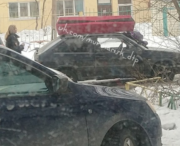 Bosszúból koporsó landolt egy Lada tetején 3