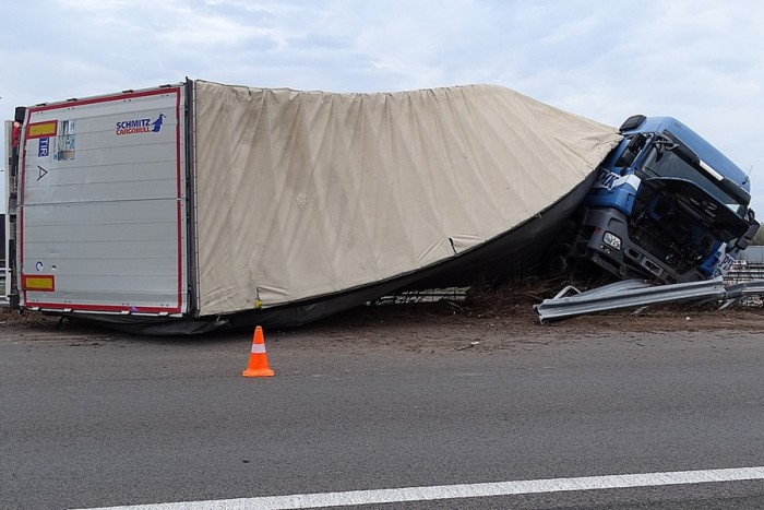 Képeken az M5-ösön történt kamionbaleset 3