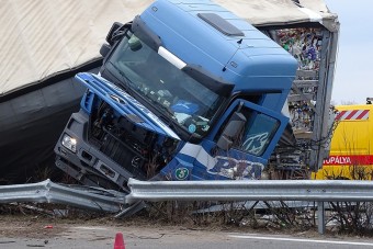 Képeken az M5-ösön történt kamionbaleset