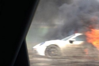 Porrá égett egy magyar Porsche az M1-esen