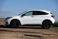 Turbós motor családi mindenesbe: Honda HR-V Sport teszt 58