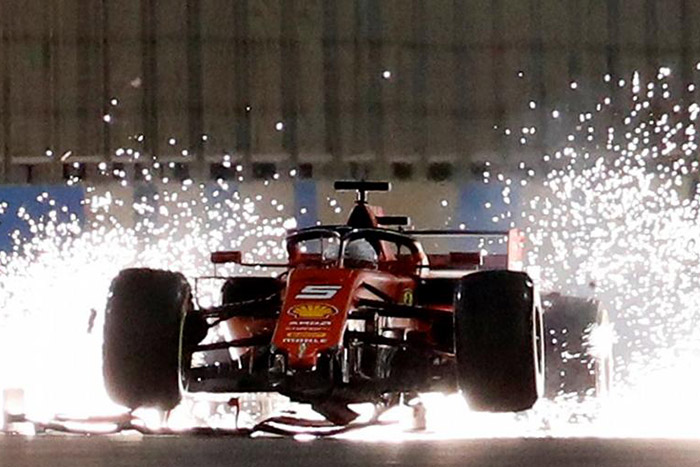 F1: Furcsa ok miatt repült el Vettel első szárnya