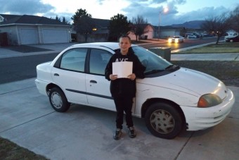 Kemény munkával vett autót anyukájának a 13 éves fiú