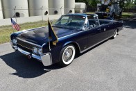 Szomorú, de szép elnöki limuzin ez a nyitott Lincoln Continental 25