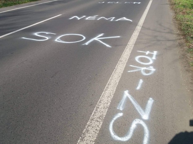 Nem hétköznapi szerelmes üzenetet festettek Nyíregyházán az útra 7