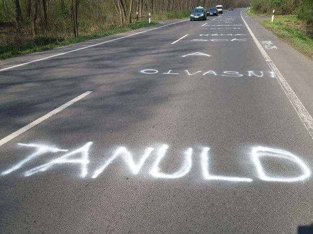 Nem hétköznapi szerelmes üzenetet festettek Nyíregyházán az útra 1