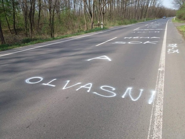 Nem hétköznapi szerelmes üzenetet festettek Nyíregyházán az útra 2