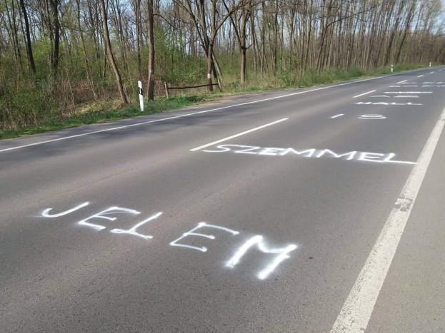 Nem hétköznapi szerelmes üzenetet festettek Nyíregyházán az útra 3