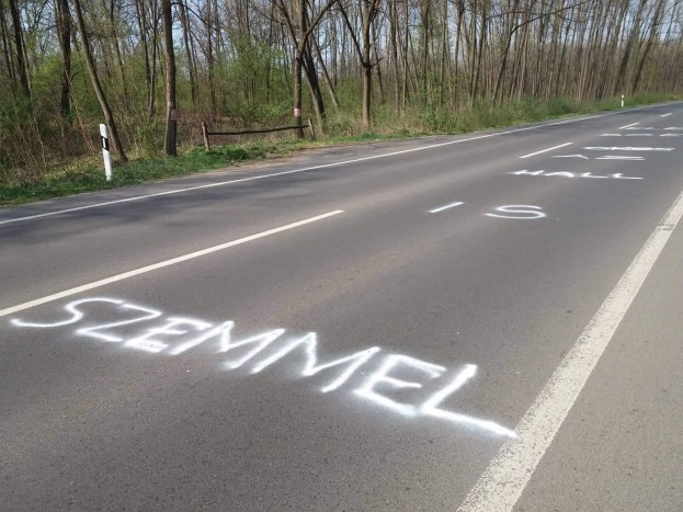 Nem hétköznapi szerelmes üzenetet festettek Nyíregyházán az útra 4