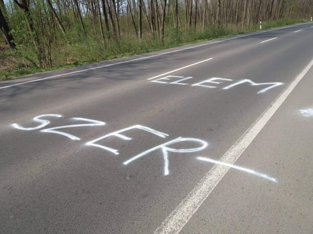 Nem hétköznapi szerelmes üzenetet festettek Nyíregyházán az útra 6