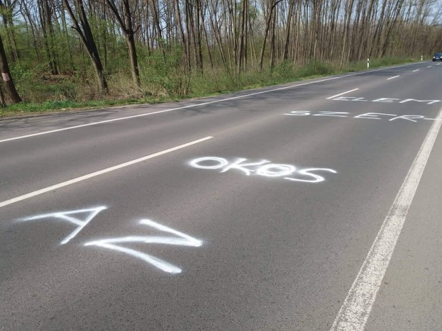 Nem hétköznapi szerelmes üzenetet festettek Nyíregyházán az útra 5