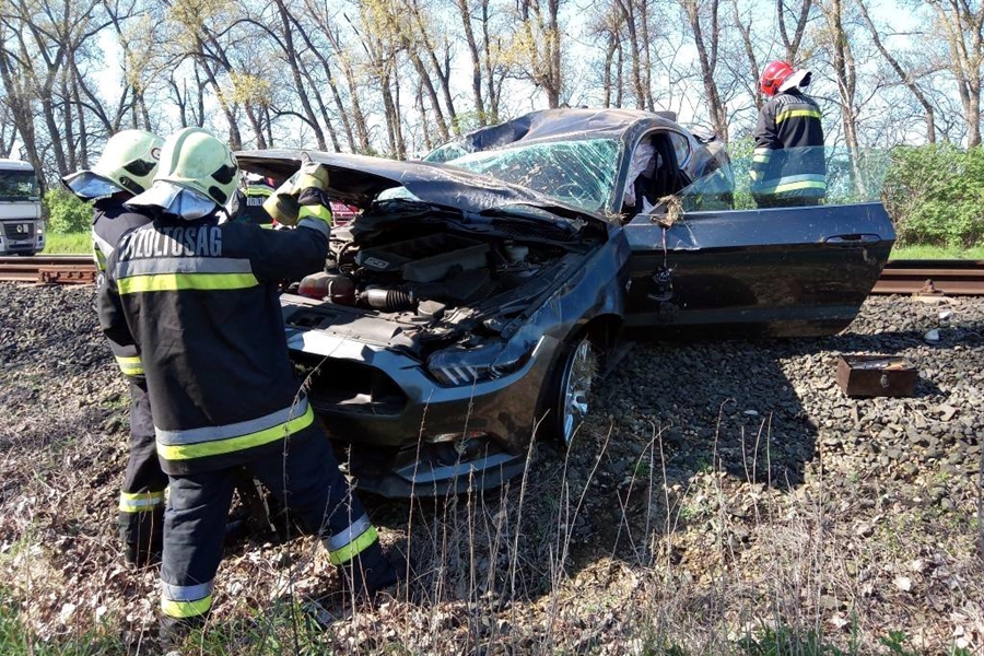 Sínekre sodródott egy Mustang a 82-es főútnál 1