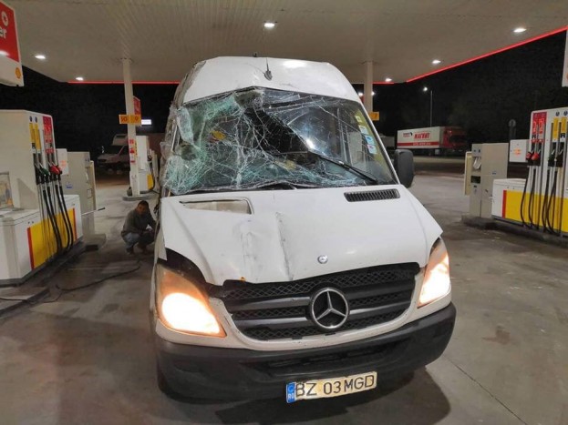 Félelmetes román kisbuszt fotóztak az M5-ös egyik benzinkútjánál 1