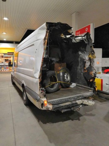 Félelmetes román kisbuszt fotóztak az M5-ös egyik benzinkútjánál 2