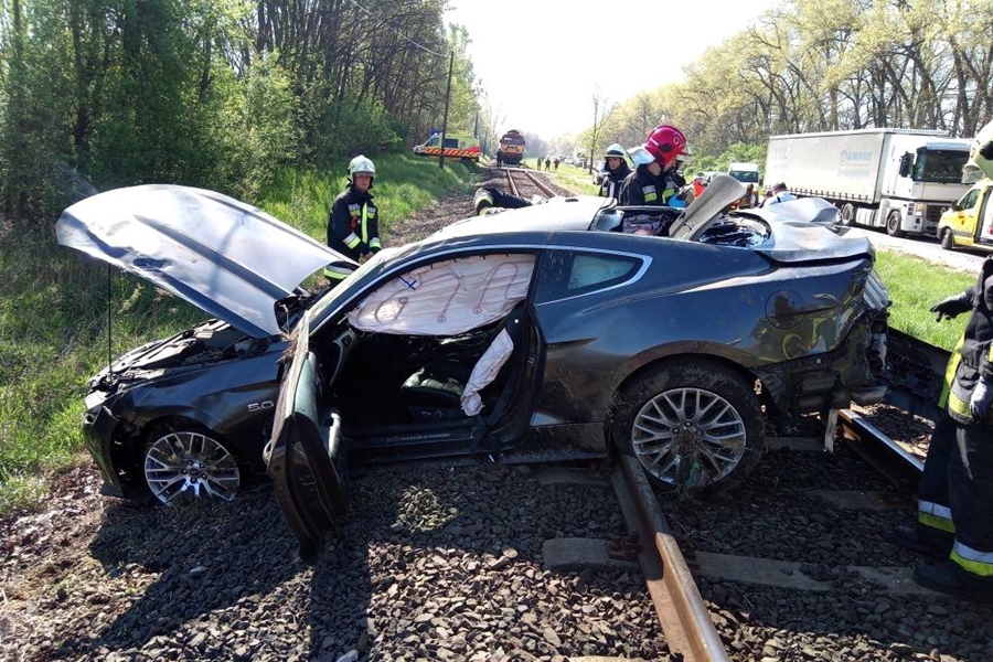 Sínekre sodródott egy Mustang a 82-es főútnál 4