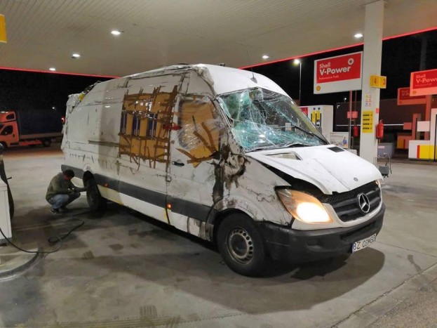 Félelmetes román kisbuszt fotóztak az M5-ös egyik benzinkútjánál 3