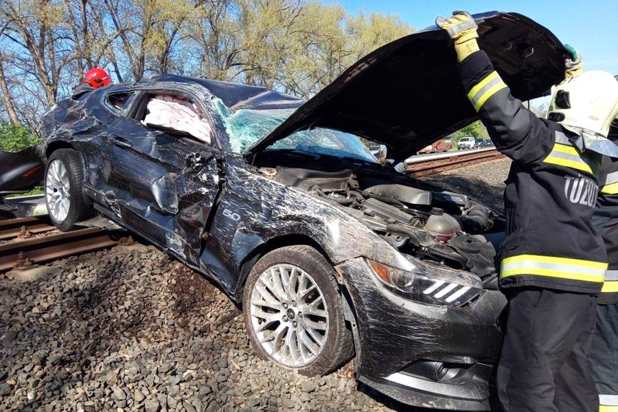 Sínekre sodródott egy Mustang a 82-es főútnál 5