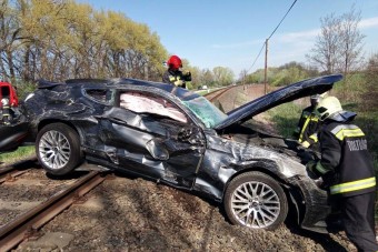 Sínekre sodródott egy Mustang a 82-es főútnál